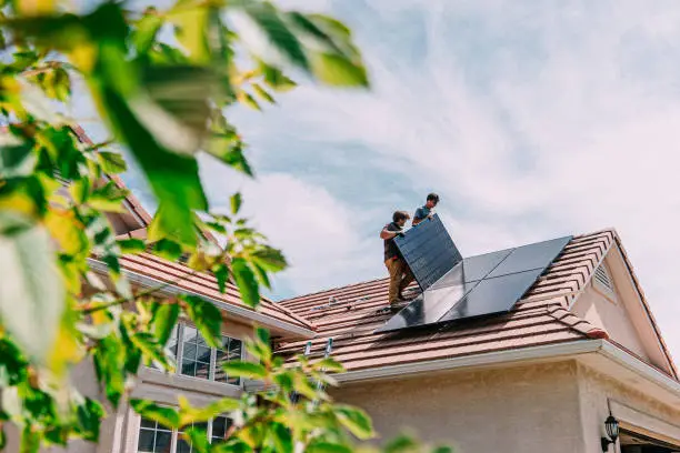 Zonnepanelen schoonmaken met kraanwater